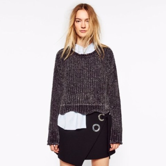 Zara Sweaters - EUC- Zara Scalloped Hem Cropped Chenille Sweater!